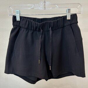 LULULEMON WOMENS CASUAL BLACK SHORTS SIZE 2 BARELY WORN MID RISE